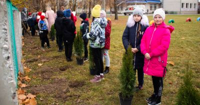 Для школярів мережі "Наш Край" та SPAR організували веселий еко-захід та посадили разом дерева