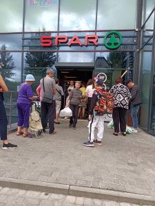 У Львові відбулась видача гуманітарних продуктових наборів у магазині SPAR