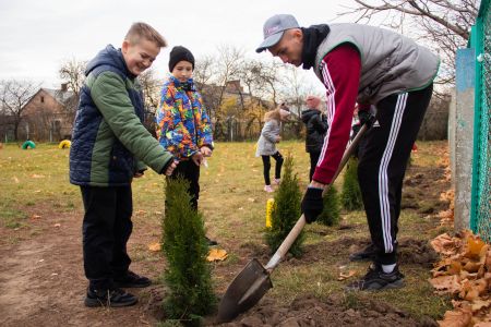 Для школярів мережі "Наш Край" та SPAR організували веселий еко-захід та посадили разом дерева